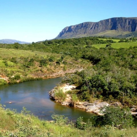 O Rio São Francisco e a Serra da Canastra O Rio São Francisco e a Serra da Canastra
